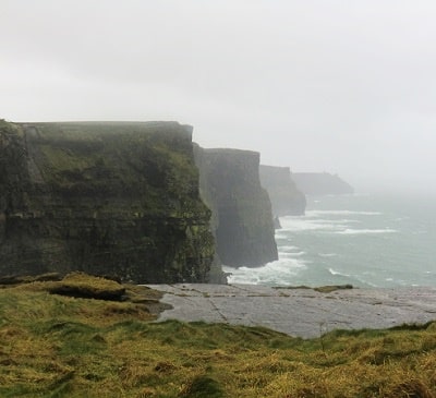強風のモハーの断崖｜アイルランドを訪ねて